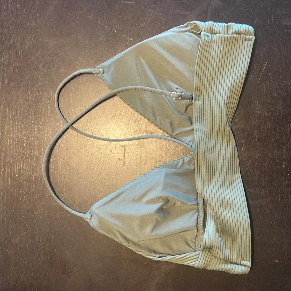 Grön ribbad topp med smala axelband - 79