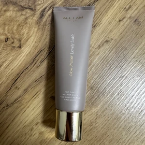 Glow primer  - Från all i am beauty, endast testat en gång. 30ml. Nypris 499kr, säljer för 400kr 
