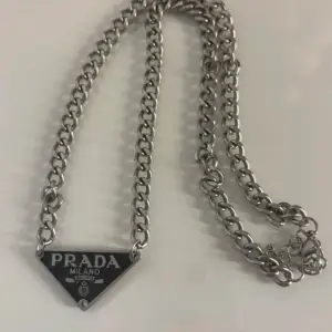 Så snyggt prada liknande halsband, använd fåtal ggr