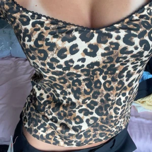 Leopard topp - Säljer min knappt använda leopard topp från Nelly🩷