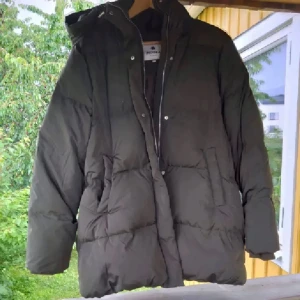 Vinterjacka  - Vinterjacka från Indiska, storlek XL men borde passa L och M också beroende på önskad passform. Sparsamt använd.  Nypris 1499 💕