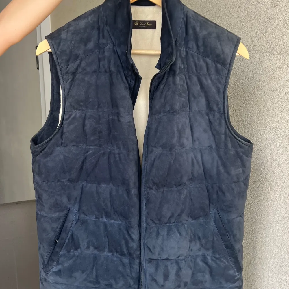 Brutal Loro piana vest I full suede, med cashmere på insidan.  Retail är 72000kr Storlek 46. Jackor.