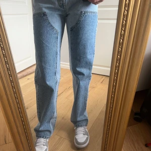 Levis jeans - Raka Levis jeans.  I 90talsstil med paneler och tvättad finish. Aldrig använda, endast testade. Storlek 24/32 Nypris 1099kr, mitt pris 800kr inkl spårbar frakt. 