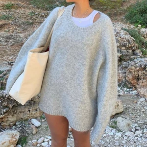 Oversize stickad tröja från LeGer - Använd en gång! Sååå bra kvalitet och faller snyggt på kroppen! 