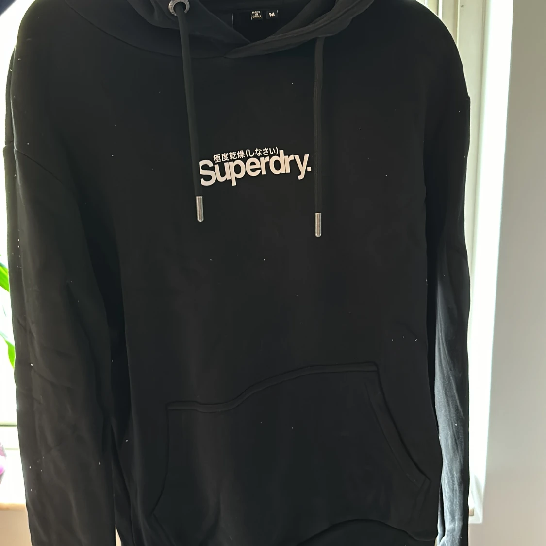 Svart hoodie från Superdry