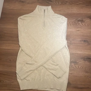 Beige half zip - Säljer nu denna snygga half zip för ett strålande pris. Skicket på zipen är 10/10😎Priset kan diskuteras  Hör av dig vid minsta fundering 
