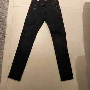 Replay anbbas  - Tja säljer nu ett par replay anbbas dom är storlek 30/32 och är i väldigt bra sick nästa aldriga använda. Så om du har några frågor eller funderingar är de bara att skriv😃