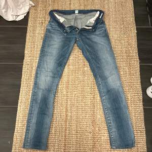 Tvär feta replay jeans i topp skick Skinny fit men skulle säga mer åt Skinny/slim  Storlek 31/32 