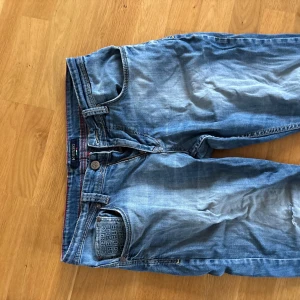 Lågmidjade jeans  - Jätte coola lågmidjade straight leg jeans. Köpa vintage i Berlin, använda fåtal gånger. Får inte på mig de längre😓