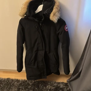 Canada goose jacka  - Säljer min canada goose jacka som jag bara använt ett par ggr  , det är storlek xxs men den är inte liten i storleken 