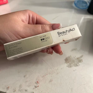 concealer  - säljer denna de-puff master concealer från beautyact i färg 07N. funkar jättebra som bronzer. nypris 250