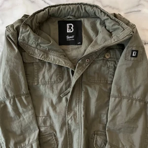 Field jacket - Märke: brandit Storlek: M passar S Skick: 10/10 Org pris 999kr mitt pris 600kr Helt ny! Säljs pga för liten, hör av er för fler frågor.  