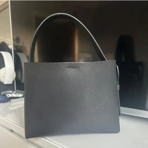 ARKET väska - Arket crossbody läder väska, i väldigt fint skick! Nypris 1990kr🤍