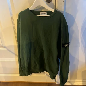 Stone Island Sweatshirt - Säljer dennna riktigt nice Stone Island Sweatshirten   Junior size 14-17 men passar de som har XS-S  Eftersom att det är Junior Size så är patchen mindre än på vuxen  Köpt på NK i Stockholm   Skick 9/10  Skriv för mer info