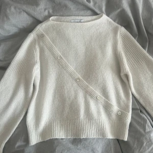 Stickad tröja - Jätte söt stickad tröja som inte kommer till någon användning. Perfekt nu till höst, från design by Sí.