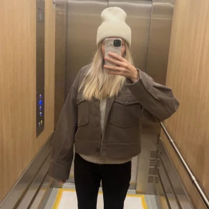 Brun kappa - Säljer denna bruna kappan från Gina! Jätte fin och skulle säga att den passar S/ XS❤️❤️har endast använt ungefär 2/3 gånger!