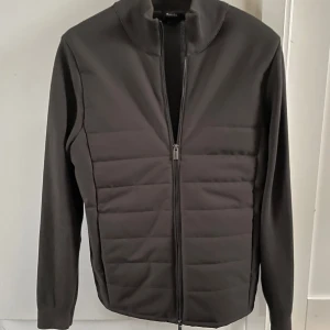 Massimodutti cardigan - Snygg cardigan från Massimo Dutti i väldigt bra skick som passar perfekt till hösten. Tröjan köptes ny i våras och är i storlek M.