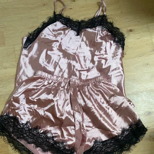 Gullig pyjamas💖 - Säljer denna super gulliga och fina pyjamasen frn shein, skriv om ni har några frågor💖Aldrig använd!