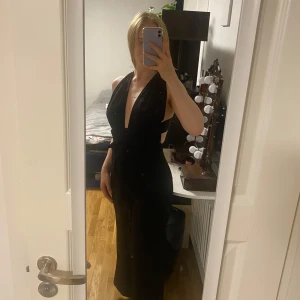 Svart byxdress - En jättefin svart byxdress, stretchigt material, strl m