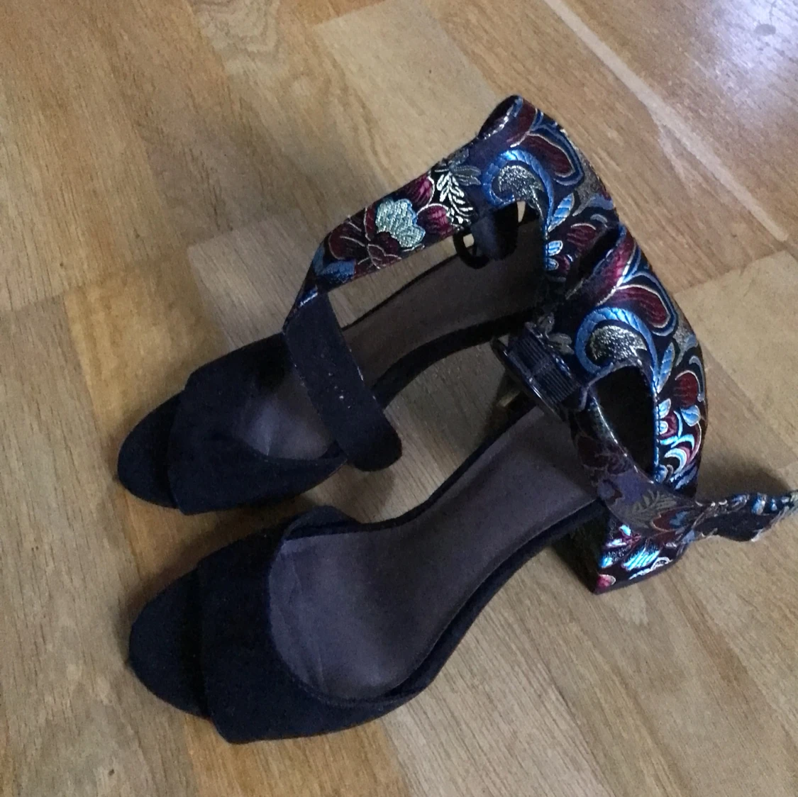 Svarta klackar med detaljer