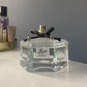 Parfym  - Flora by gucci! Saknar tyvärr lock men är helt full, aldrig använt😁