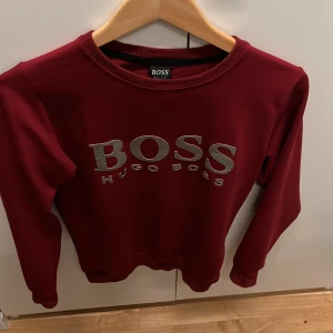 Hugo boss tröja - Säljer min röda Hugo boss tröja då den inte passar mig längre storleken är s men passar också till xs