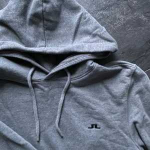 J.Lindeberg Hoodie - Hej, säljer en fin och sparsamt använd hoodie från J.Lindeberg i storlek S. Vid frågor eller funderingar är det bara att höra av sig! /Alex