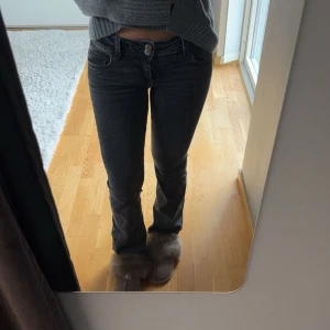Svarta jeans med låg midja - Säljer ett par snygga svarta low waist Flare jeans från Gina Young. Storlek 158 men motsvarar (24/30)