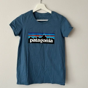 Patagonia T-shirt - Patagonia T-shirt nyskick, lite smalare passform. Passar 12-14 år.