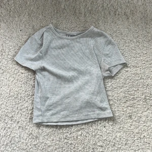 Snygg grå tröja - Från h&m storlek xs. Vanlig grå lite mindre tröja