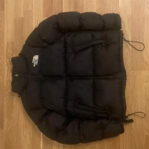 Säljer en north face jacka som passar XS/S, väldigt fin och är i bra skick. Inga defekter som sett på bilderna och om det finns är det absolut inte synligt alls 💕