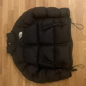 North face jacka - Säljer en north face jacka som passar XS/S, väldigt fin och är i bra skick. Inga defekter som sett på bilderna och om det finns är det absolut inte synligt alls 💕
