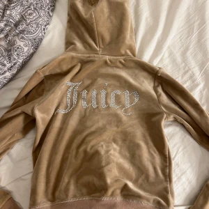 Juciy couture  - Hej! Säljer nu min beige juciy couture tröja eftersom den aldrig har kommit till användning tyvärr, den är i väldigt bra skick helt som ny, pris kan diskuteras vid snabb affär🥰