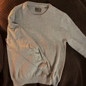 Grå tröja från Berkeley - Säljer en stilren och bekväm grå tröja från Berkeley. Den är tillverkad i 100% bomull. Nypris 1200kr Skick: 8/10 Skriv vid minsta lilla fråga🤗