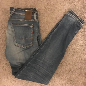 Replay Anbass Jeans - Tja, säljer nu dessa feta replay anbass jeans, med 1 defekt som man kan se på bilden. Pris kan sänkas vid snabb affär.