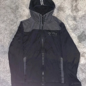 Hugo boss hoodie - Hugo boss hoodie i bra skick! Storlek S Gammal modell som inte säljs längre!