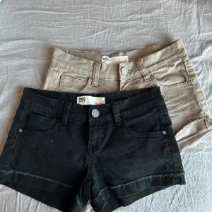 Lågmidjade Shorts  - Säljer dessa lågmidjade shorts! Midjemått: 35-38 (strech)  Grenhöjd: 18 cm  De ljusa shortsens vikta kant är inte sydd som på de svarta vilket man kan se på första bilden. De sitter super snyggt på!! Båda tillsammans 400kr! ❤️ett par 200kr!