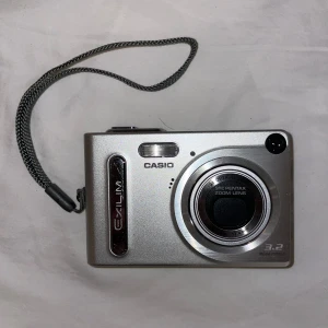 Listen digital kamera  - Super söt liten kamera i bra skick som tar super gulliga bilder⭐️  #y2k #2000s #50s #60s #70s #80s #90s #trend #style #gorgeous #beautiful #fashon #trendy #slay #princess  #wow  #fairy 