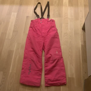 Skidbyxor isbjörn - Rosa skidbyxor med hängslen, liftkortsficka,snölås 