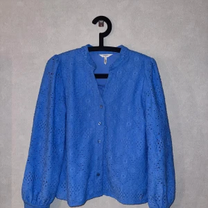 Blå blus  - Jättefin blus som inte kommer till användning🩵Stor i storleken, har vanligtvis S!