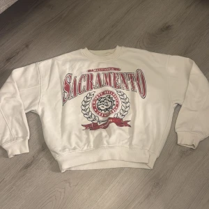 En Vit tröja med röd text, storlek xs - En STAY tröja från HM, i storlek xs, har inte använt någonting. 