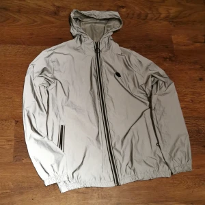 Moncler jacka  - En moncler jacka som är vatten tätt o har reflex. Den är oanvänd och riktigt fin. Pris kna diskuteras 