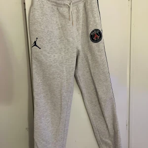Jordan, byxor  - Dessa mjukis byxor säljer jag pga få användning, okej skick. Pris kan diskuteras. Original pris 999kr. 