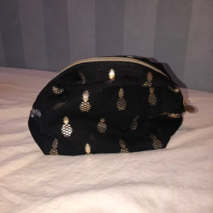 Necessär med annans på - En necessär med annans på! Använd ett få tal gånger men har ingen användning av den längre! INGA fläckar eller trasig dragkedja 