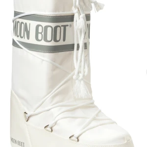 Moonboots  - Intresse koll på mina moonboots. Använda fåtal gånger, inga fläckar eller defekter 