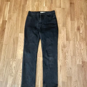 Svarta jeans från 157 - Säljer ett par svarta jeans från 157 i storlek L. De har en klassisk design med fem fickor och knappgylf. Perfekta för både vardag och fest. Jeansen är i bra skick och redo för en ny ägare!