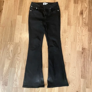 Jeans  - Utsvängda svarta jeans från lager 157. 
