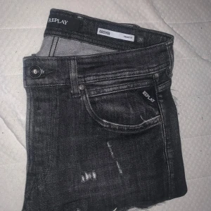Replay edge broken jeans! - Jeansen passar inte min stil längre så väljer att sälja den. Den har inga skador eller prickor eller fast smuts! (Storlek 31) jeansen är på ett nyttskick. Nypris -:2200kr