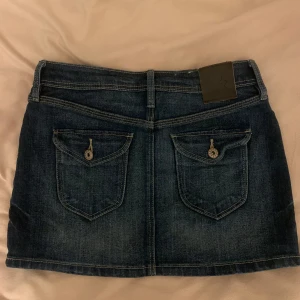 Unik jeanskjol - jeanskjol med fina fickor utan defekter 💕 storleken passar mig som har XS/S/34/36 🥰