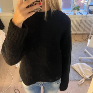 Alpacka stickad tröja - Stickad tröja i alpacka ull! Därav har den bra kvalite och kommer inte bli nopprig💕använd typ två gånger